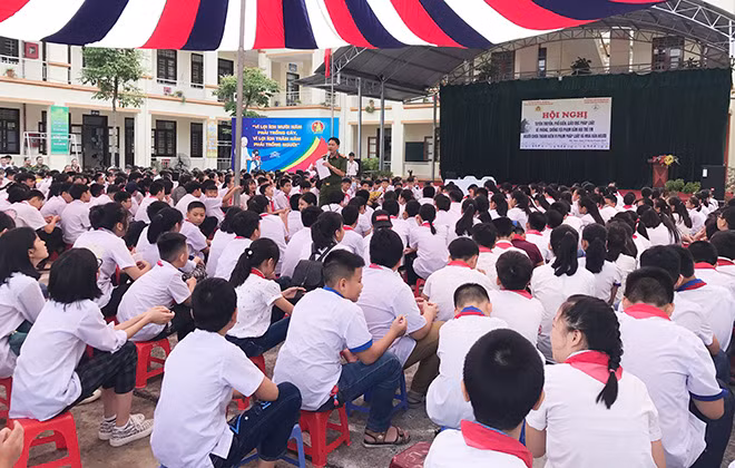 Cán bộ cục CSHS Bộ Công an tuyên truyền tại trường THCS Đức Xuân, Thành phố Bắc Kạn.