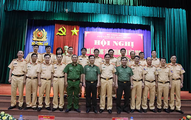 Thứ trưởng Nguyễn Văn Sơn cùng các đại biểu dự Hội nghị.