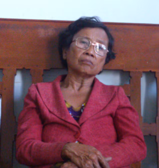 Nghi chồng "hú hí" với hàng xóm, bà Nguyễn Thị Điểm bỏ thuốc trừ sâu vào nồi thuốc bắc, đầu độc hàng xóm.