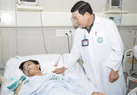 PGS.TS. Nguyễn Quốc Anh, Giám đốc Bệnh viện Bạch Mai trực tiếp thăm khám cho bệnh nhân