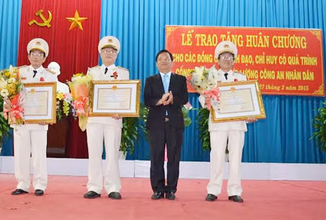 Chủ tịch UBND tỉnh trao Huân chương cho Thiếu tướng Lê Xuân Hòa, Đại tá Trịnh Thanh Liêm và Đại tá Trần Trọng A. Chủ tịch UBND tỉnh trao Huân chương cho Thiếu tướng Lê Xuân Hòa, Đại tá Trịnh Thanh Liêm và Đại tá Trần Trọng A.