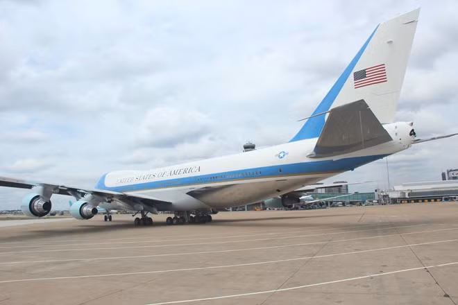 Tổng thống Obama đã bắt tay từng người rồi vẫy tay chào tạm biệt đất nước Việt Nam trong nụ cười rạng rỡ.