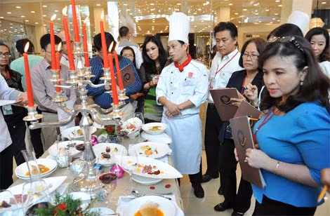 Ban giám khảo chấm phần trang trí.