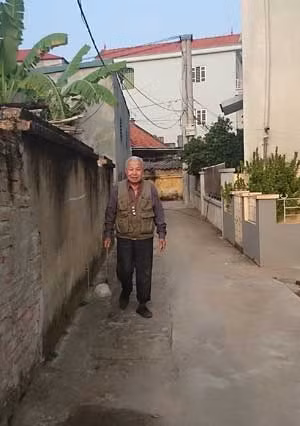 Ông Phạm Đình Chính rời nhà đi làm nhiệm vụ.