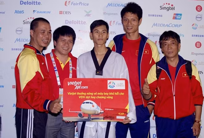 Trong ngày hôm qua 13/6, Đoàn TTVN giành được 4 HCV của các môn xe đạp, bắn cung và Taekwondo. Ông Dương Hoài Nam - Giám đốc văn phòng khu vực miền Bắc Công ty CP hàng không Vietjet đã trao thưởng nóng cho VĐV Taekwondo Nguyễn Văn Duy.