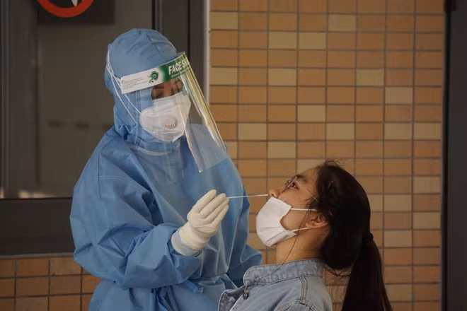 Thí sinh xét nghiệm SARS-CoV-2.