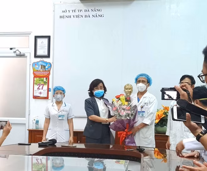 Lãnh đạo Sở Y tế TP Đà Nẵng tặng hoa chúc mừng các bác sĩ Khoa Y học nhiệt đới (Bệnh viện Đà Nẵng) đã điều trị thành công 3 ca nhiễm COVID-19 đầu tiên.