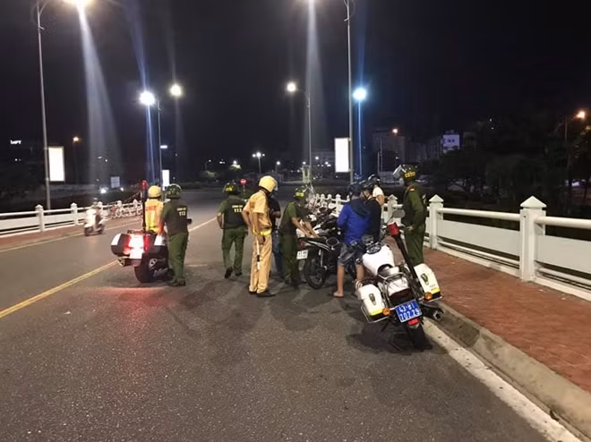Công an TP Đà Nẵng kịp thời phát hiện và ngăn chặn nhóm thanh thiếu niên lợi dụng tình hình giãn cách xã hội do dịch bệnh COVID để tổ chức tụ tập, chạy xe tốc độ cao và nẹt pô trên đường phố.