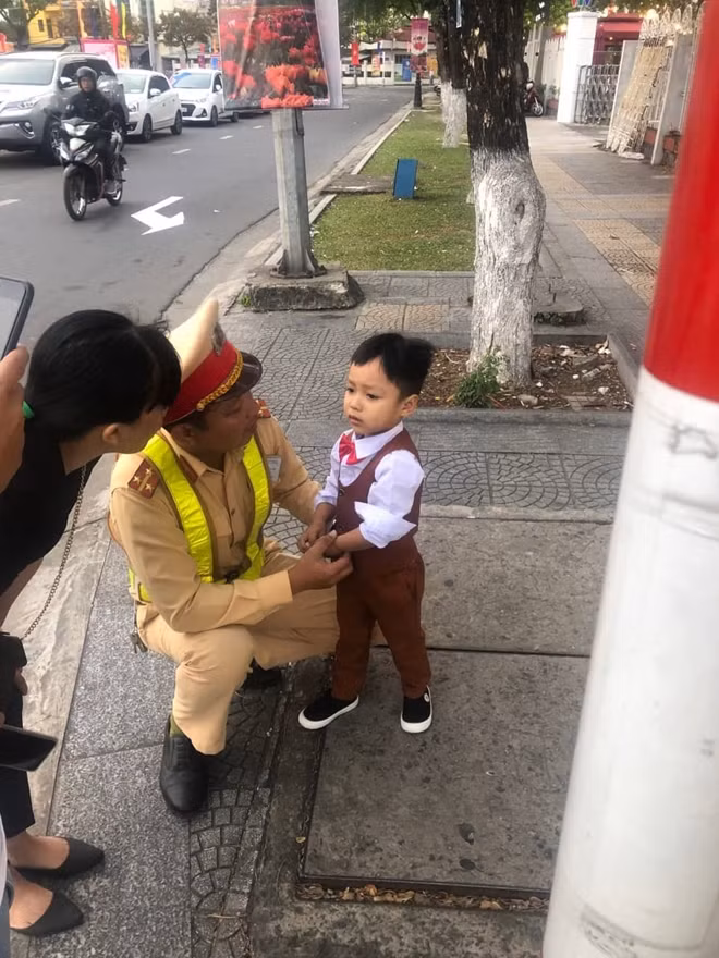 Trong quá trình làm nhiệm vụ đảm bảo TTATGT, tổ công tác CSGT tại phía Tây cầu Rồng đã giúp bé trai 3 tuổi bị lạc tìm được bố mẹ trong ngày Tết.