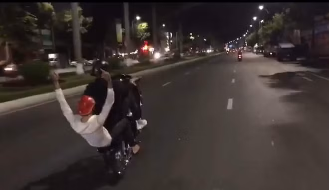 Hình ảnh "bốc đầu xe" bất chấp ATGT của quái xế Bùi Quang Duy.