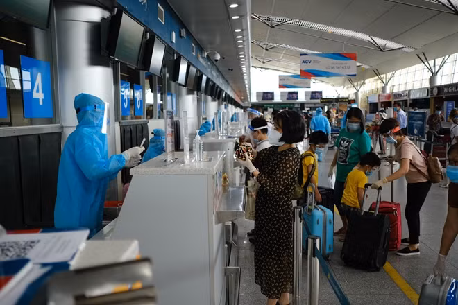 Bộ GTVT yêu cầu dỡ bỏ toàn bộ quy định về giãn cách hành khách trên các phương tiện vận tải hành khách xuất phát từ Đà Nẵng (xe buýt, taxi, xe chở khách, tàu hỏa, máy bay, tàu thủy...) từ 14h chiều nay 13/9.