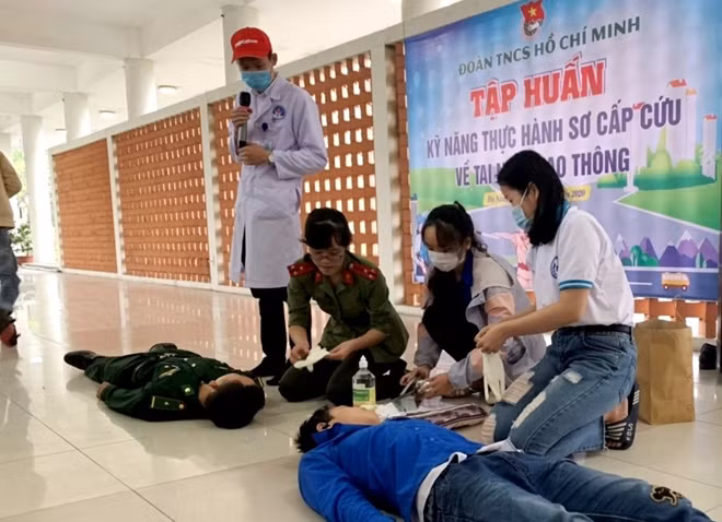 Đoàn viên, thanh niên Đà Nẵng tham gia tập huấn kỹ năng sơ cấp cứu người bị tai nạn giao thông.