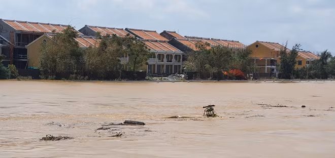 Sông Hoài nước lũ cuồn cuộn đổ về, ngập tràn lên nhiều tuyến phố...