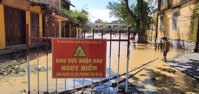 TP Hội An lập các điểm chốt chặn, cảnh báo nguy hiểm khu vực bị ngập...