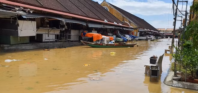 Tiểu thương chợ Hội An phải tránh bão từ 28/10, bão tan nay nước lũ lên ngập chợ đành tiếp tục nghỉ buôn bán.