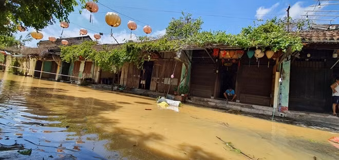Nhiều tuyến phố trung tâm của phố cổ Hội An ngập nước lũ trong nắng.