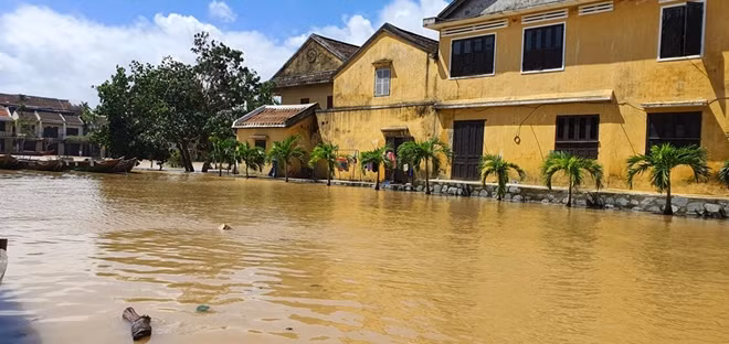 Khu vực Chùa Cầu nước lên mấp mé đường Trần Phú...