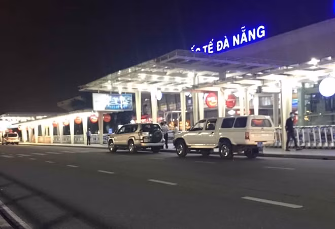 Hai xe BKS của tỉnh Quảng Nam đưa nhóm du khách nước ngoài có một khách có dấu hiệu sốt ra sân bay quốc tế Đà Nẵng để đáp chuyến bay ra Hà Nội.