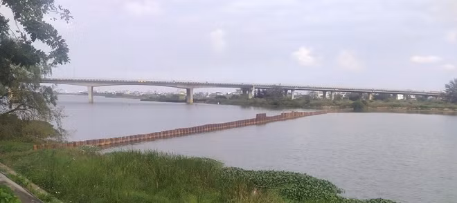 Đà Nẵng đề xuất phương án xây dựng công trình ngăn mặn trên sông kết hợp mở rộng cầu để đảm bảo nguồn cấp nước.