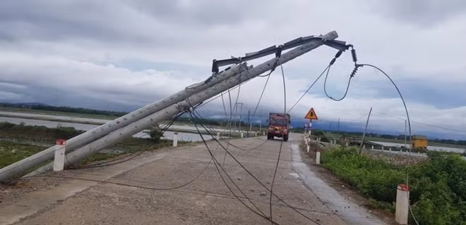 Bão số 5 đã gây thiệt hại nhiều nơi khu vực miền Trung - Tây Nguyên, đặc biệt nặng nề nhất tại địa bàn tỉnh Thừa Thiên Huế.