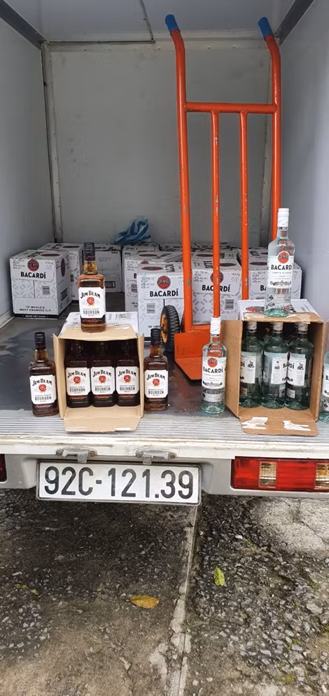Bắt giữ vụ vận chuyển 1.500 chai rượu ngoại nhập lậu ảnh 2