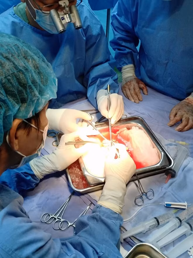 Các bác sĩ BV Đà Nẵng đã ghép thận thành công cho bệnh bệnh nhân suy thận giai đoạn cuối.