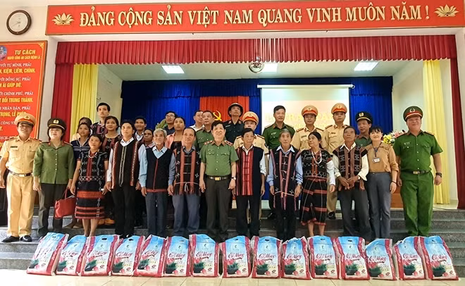 Thứ trưởng Nguyễn Văn Sơn và Đoàn nhu yếu phẩm cho bà con tại xã Hòa Phú (huyện Hòa Vang).