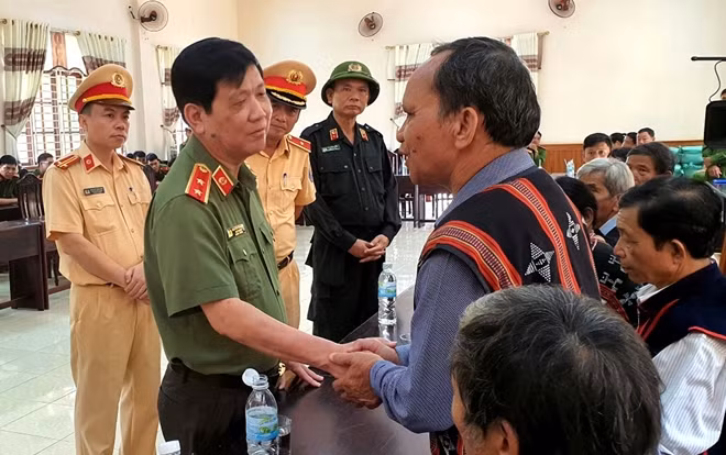 Thứ trưởng Nguyễn Văn Sơn thăm hỏi già làng về tình hình khắc phục hậu quả bão lụt của bà con thôn Phú Túc, xã Hòa Phú.