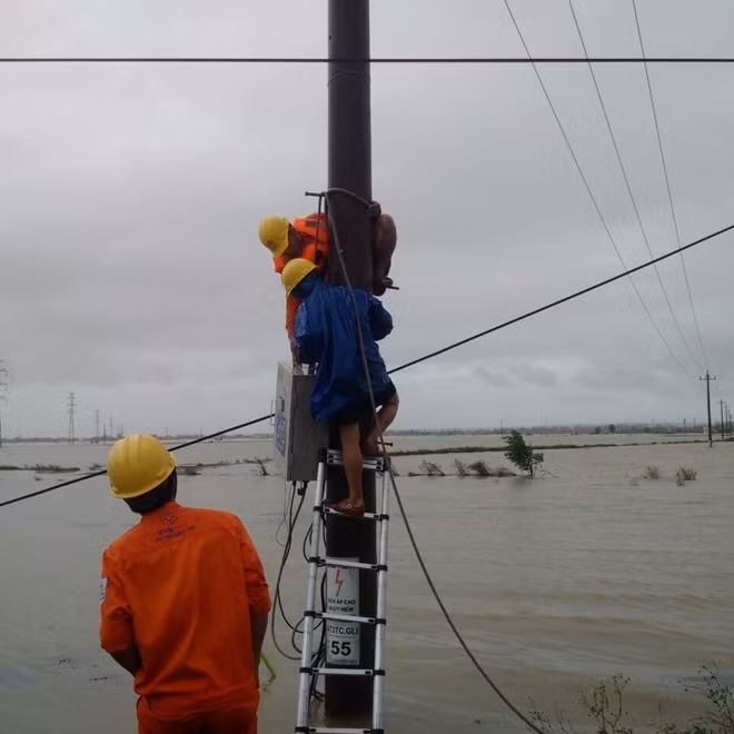 Công nhân ngành điện làm việc trong mùa của bão.