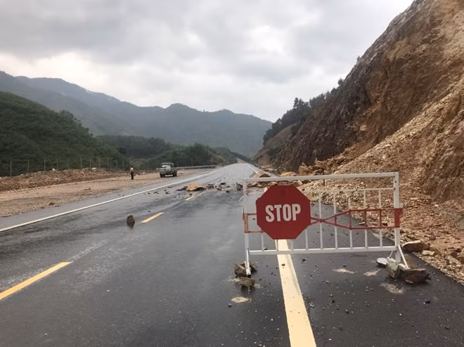 Đà Nẵng nguy cơ rất cao xảy ra lũ quét ở miền núi, sạt lở đất ở các sườn dốc, ven sông, suối, vùng núi huyện Hòa Vang, quận Liên Chiểu, Sơn Trà.