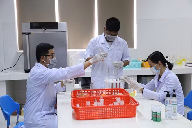 Buổi học qua livestream của GV Nguyễn Thị Xuân – ngành Điều dưỡng thu hút hàng trăm sinh viên theo dõi, 2.180 bình luận và 103 lượt xem.