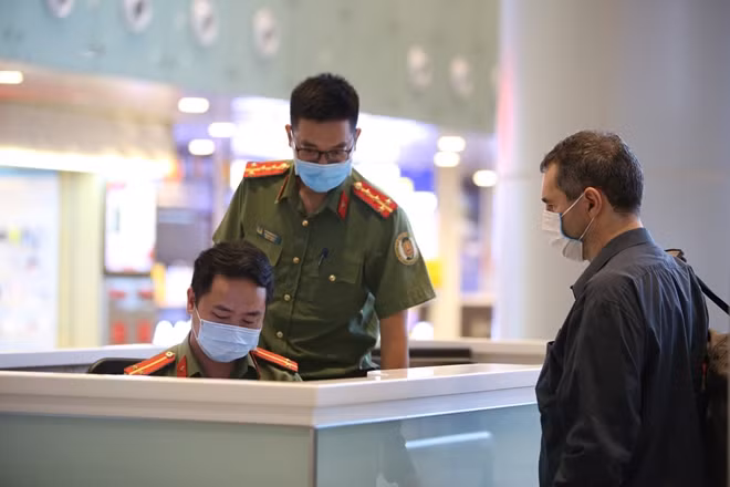 Lực lượng Công an cửa khẩu là lực lượng đầu tiên tiếp xúc, làm việc, kiểm tra hành khách nhập xuất cảnh Việt Nam nên khả năng bị lây nhiễm dịch bệnh là rất lớn.
