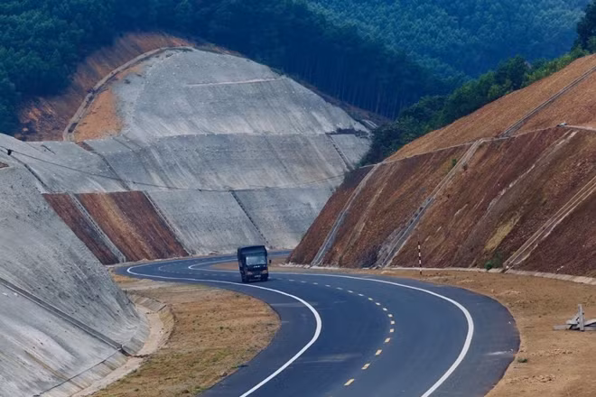 Dự án Đến nay các hạng mục chính đoạn Km36-Km66 Dự án cao tốc La Sơn - Túy Loan đã cơ bản hoàn thành (hoàn thành hơn 98%) nhưng vẫn chưa thông xe vì vướng giải tỏa mặt bằng.