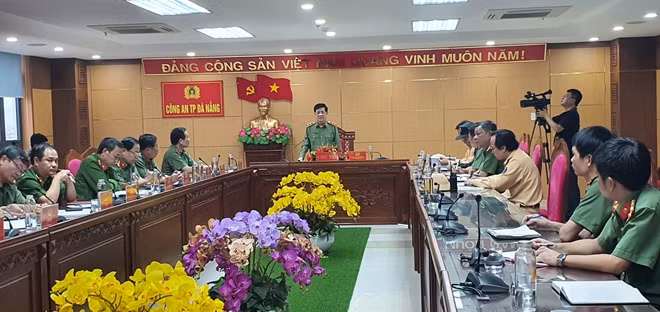 Thứ trưởng Nguyễn Văn Sơn chỉ đạo tại Công an TP Đà Nẵng.