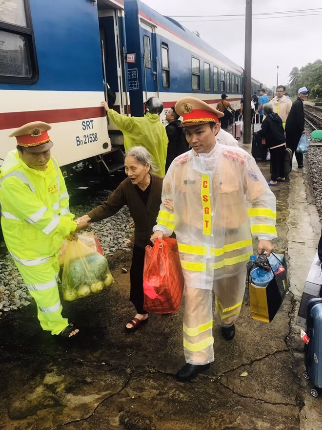 Lực lượng CSGT Công an các tỉnh, thành miền Trung khẩn trương thực hiện công tác phòng chống bão, bảo đảm an toàn cho nhân dân.