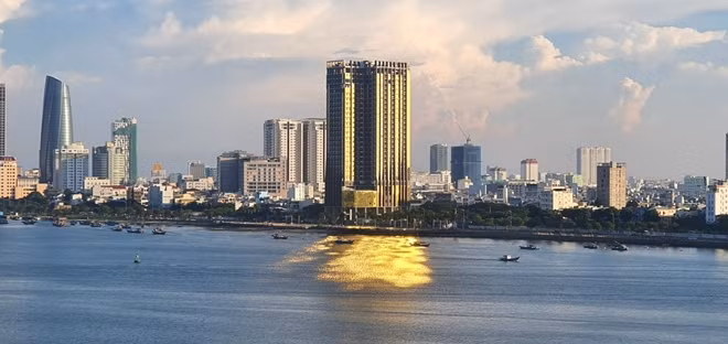 Tòa nhà Risemount Apartment đang được phủ film chống phản quang và trồng cây tại lan can từng căn hộ.