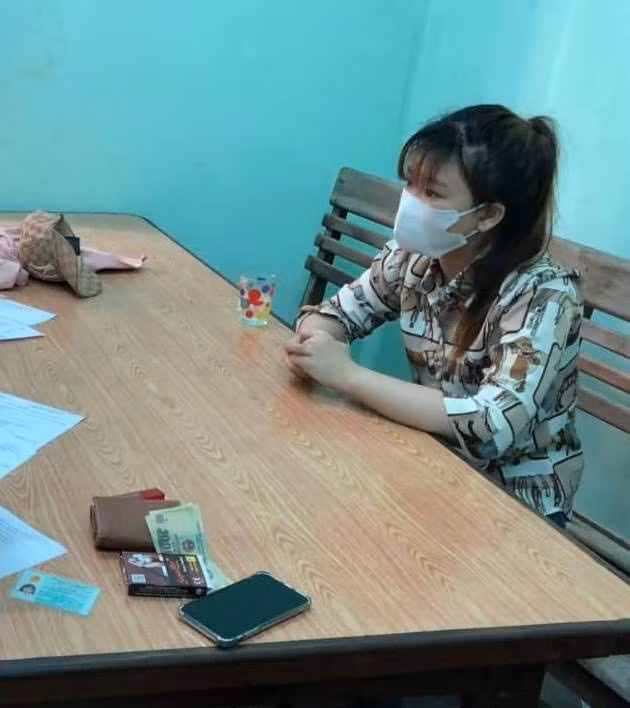 Cặp đôi Thắng và Nhung bị tạm giữ tại cơ quan Công an.