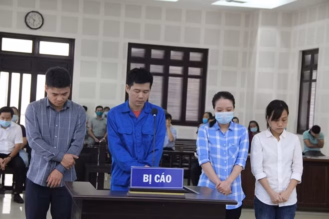 Các bị cáo Phú, Thảo, Trang và Tĩnh tại tòa.
