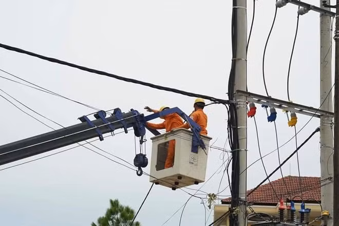 Bão số 13 (Vamco) khiến cho hơn 411.000 dân 6 tỉnh, thành miền Trung mất điện.