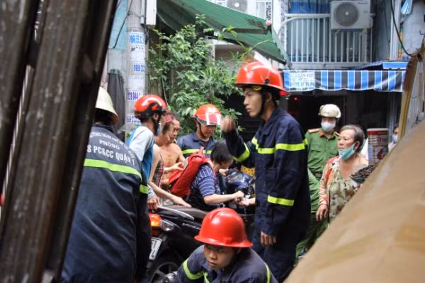 Các tổ công tác tập trung chữa cháy