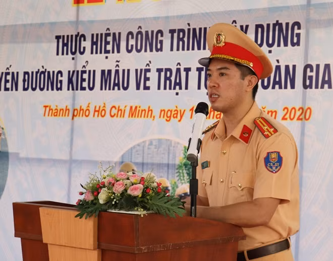 Thượng tá Huỳnh Trung Phong phát biểu tại buỗi lể