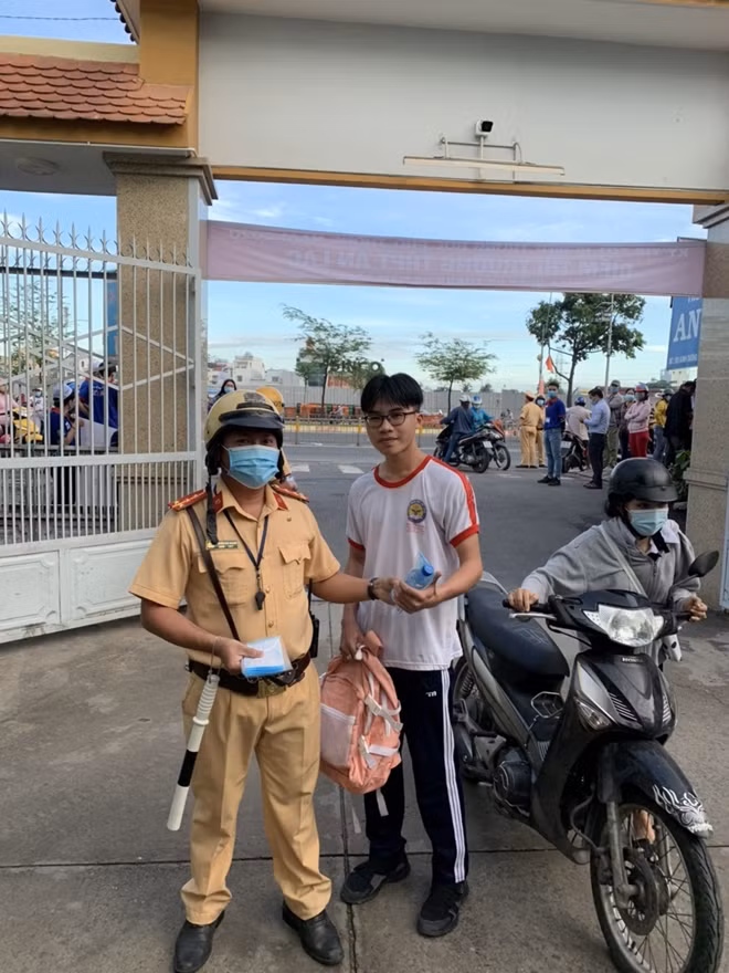 Các thí sinh được trao nước suối, khẩu trang