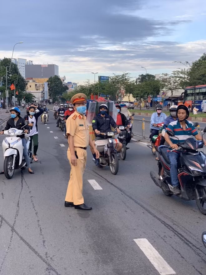Các tổ công tác đảm bảo an toàn giao thông cho các thí sinh tại các điểm thi