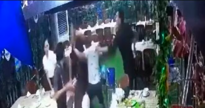 Hai nhóm ẩu đả trong quán ốc được camera ghi lại