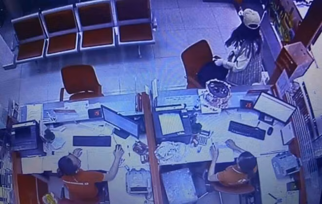 Hình ảnh thời điểm đối tượng nữ vào phòng giao dịch ngân hàng cướp 2,1 tỷ