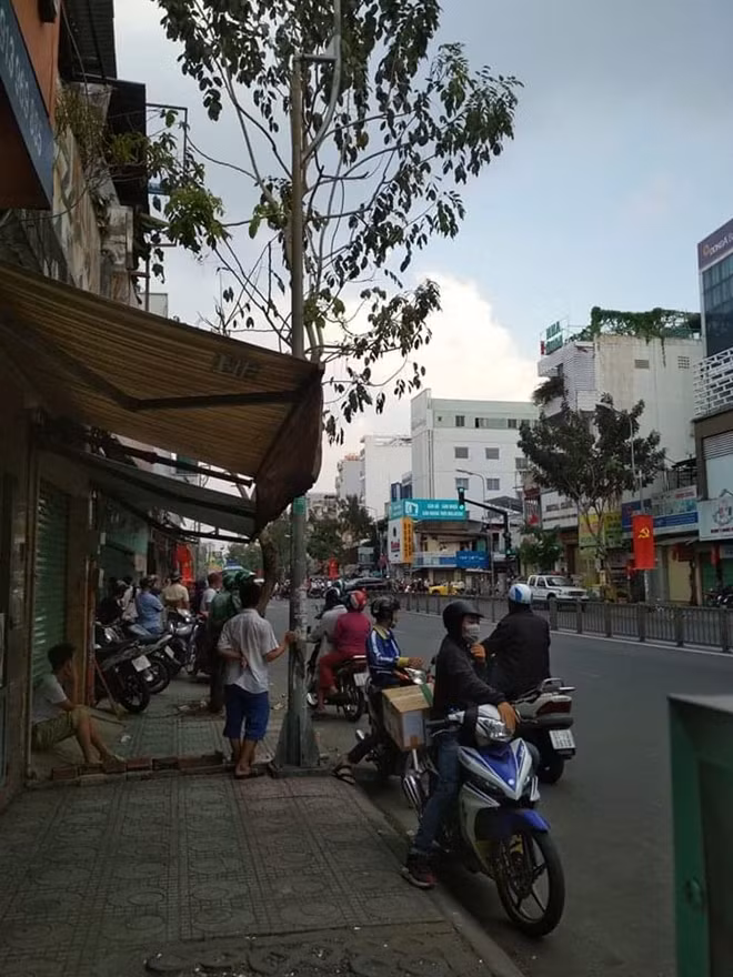 Người dân hiếu kỳ quanh hiện trường