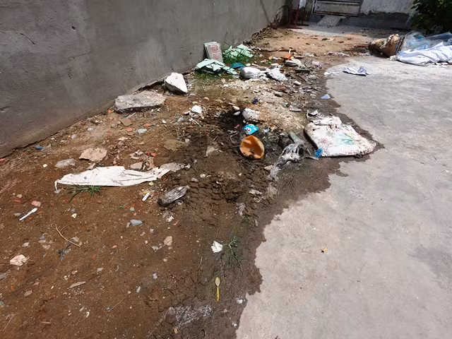 Vị trí Quang lấy đất đắp trước phòng chị Dứng