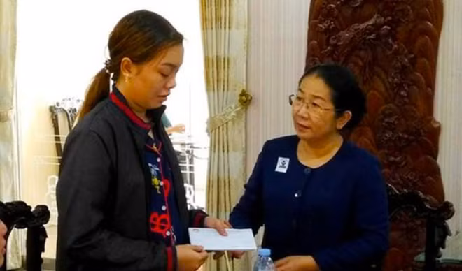Phó Bí thư Thành ủy TP Hồ Chí Minh Võ Thị Dung động viên, chia sẻ với người thân 3 nạn nhân