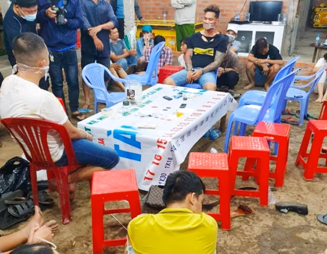 Các con bạc thời điểm bị bắt quả tang (ảnh CTV)
