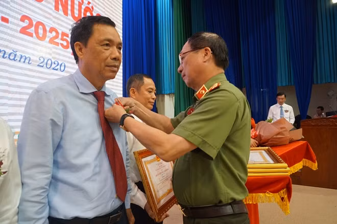 Thừa ủy quyền của Chủ tịch nước, Thứ trưởng Nguyễn Văn Thành trao huân chương lao động cho các cá nhân có thành tích trong PTTĐYN.